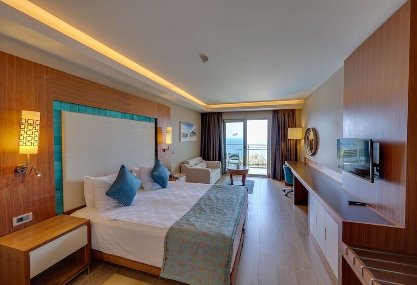 Номер Стандарт Адаптированный для Инвалидов, Ramada Hotel & Suites by Wyndham Kusadasi