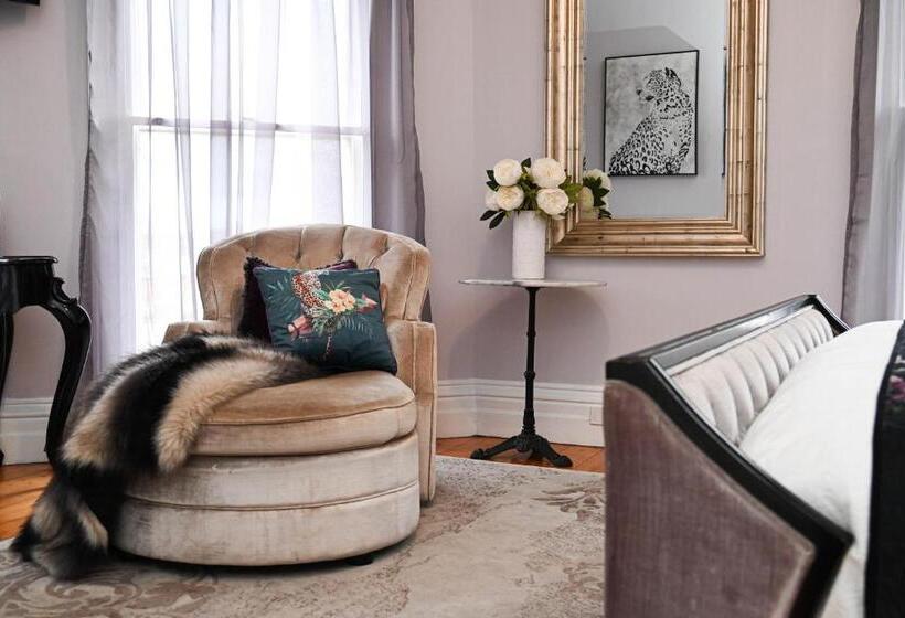 מיטת קינג בסוויטה, Deck Quarters   Mansfield, Vic