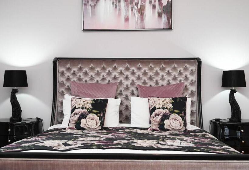 מיטת קינג בסוויטה, Deck Quarters   Mansfield, Vic