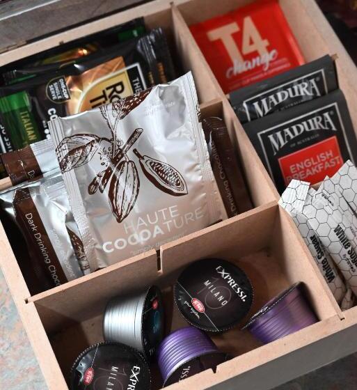 מיטת קינג בסוויטה, Deck Quarters   Mansfield, Vic