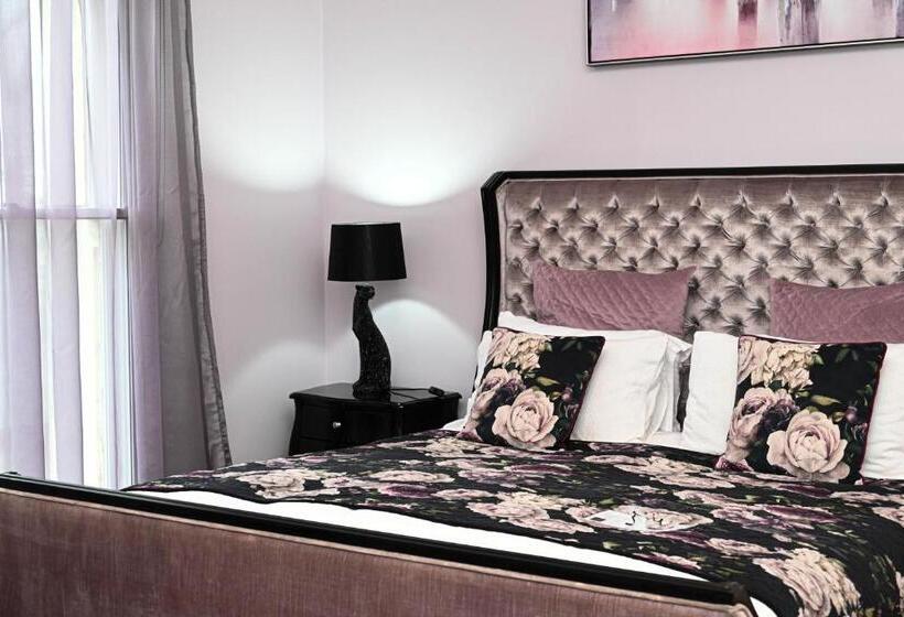 מיטת קינג בסוויטה, Deck Quarters   Mansfield, Vic