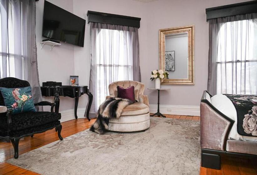 מיטת קינג בסוויטה, Deck Quarters   Mansfield, Vic