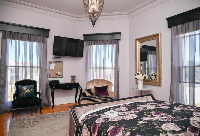 מיטת קינג בסוויטה, Deck Quarters   Mansfield, Vic