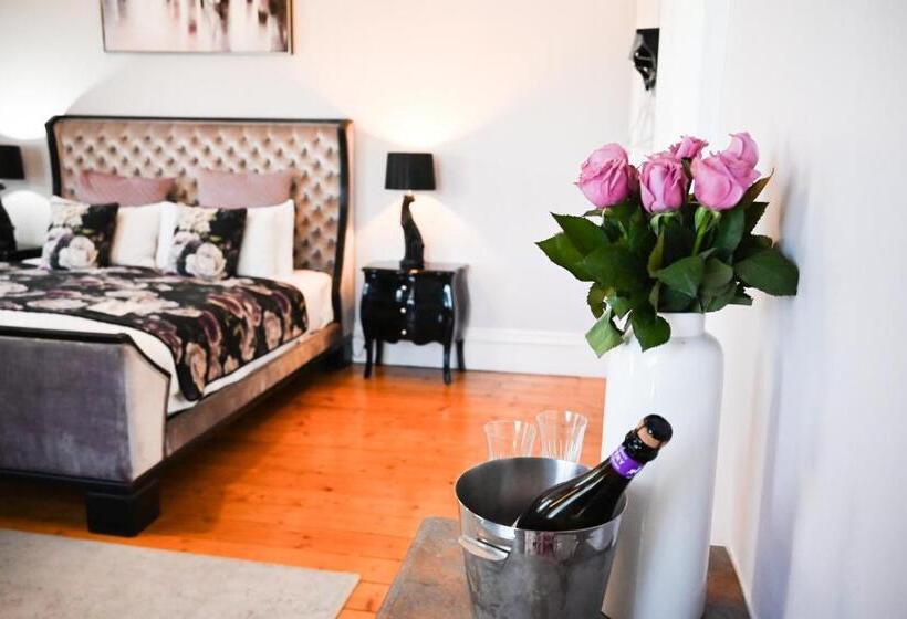 מיטת קינג בסוויטה, Deck Quarters   Mansfield, Vic