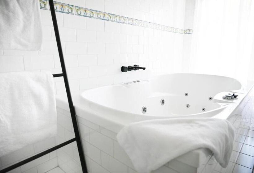 מיטת קינג בסוויטה, Deck Quarters   Mansfield, Vic