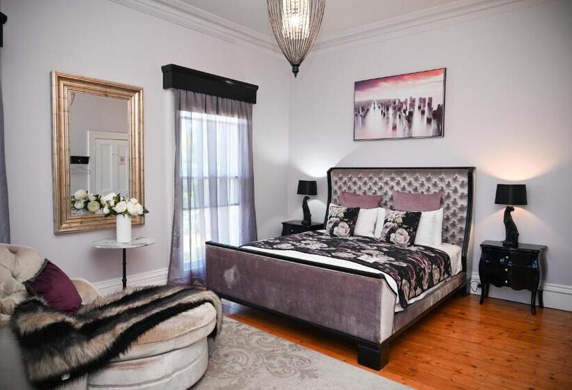 מיטת קינג בסוויטה, Deck Quarters   Mansfield, Vic