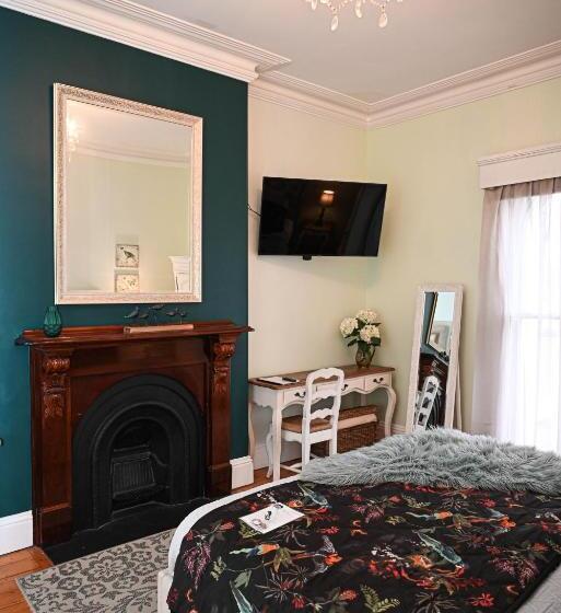 מיטת קינג בסוויטה, Deck Quarters   Mansfield, Vic