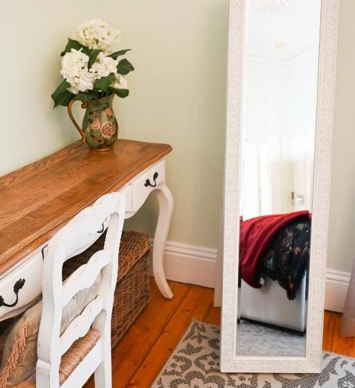 מיטת קינג בסוויטה, Deck Quarters   Mansfield, Vic