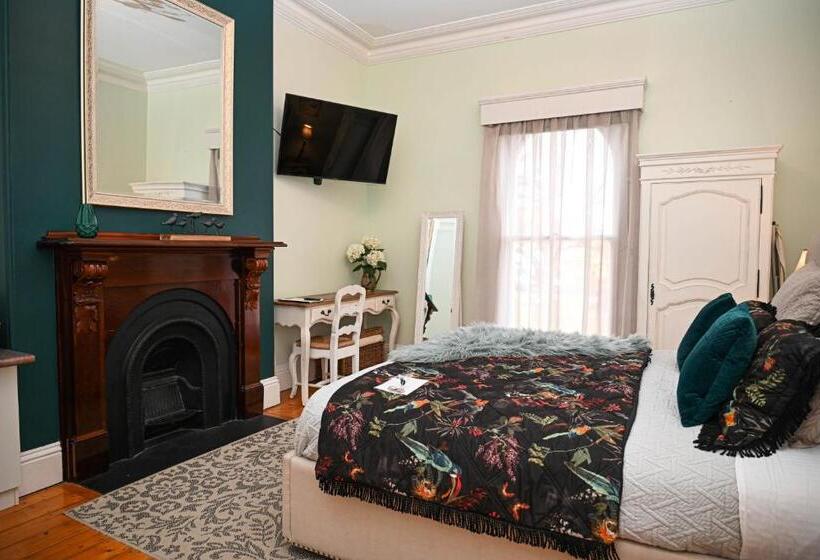 מיטת קינג בסוויטה, Deck Quarters   Mansfield, Vic