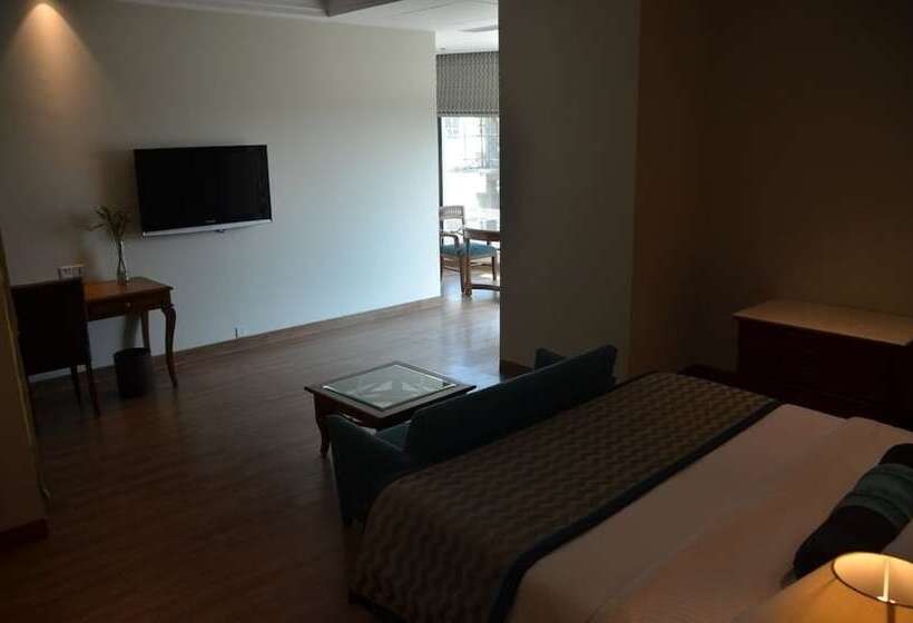 Номер Deluxe, The Lalit Traveller Jaipur