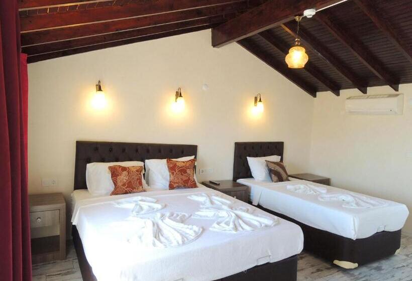 Трехместный Номер Стандарт с Балконом, Villa Dreams