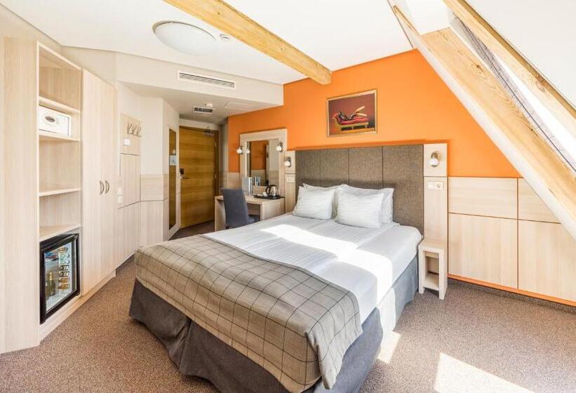 Habitaci�n Est�ndar Abuhardillada, Wellton Riga Hotel & Spa