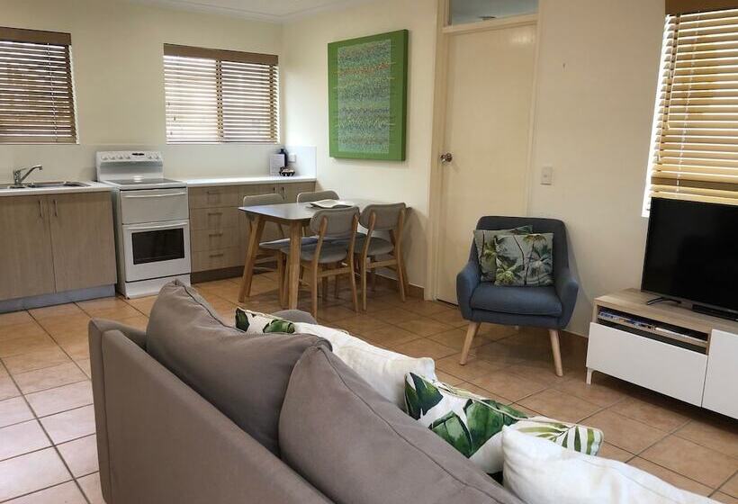 דירת חדר, Cayman Quays