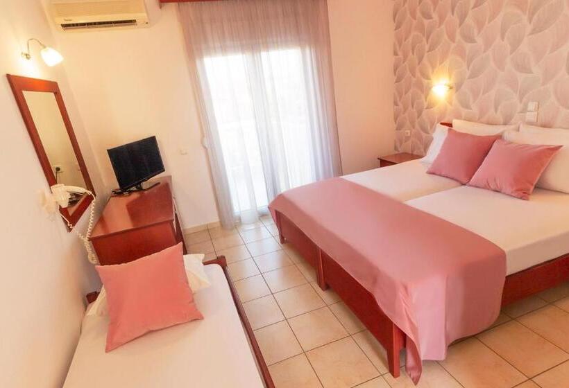 חדר סטנדרט לשלושה, Evripidis