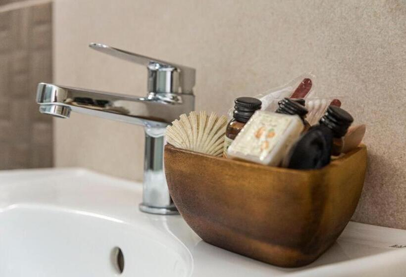 דירת שני חדרים, Evripidis