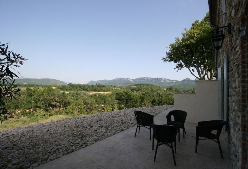 جناح جونيور, Château Les Oliviers De Salettes