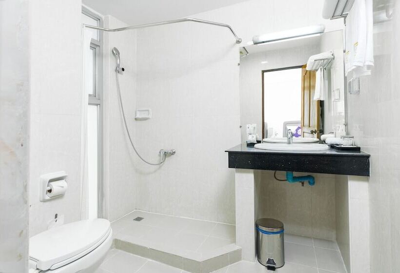 اتاق لوکس, The Hub