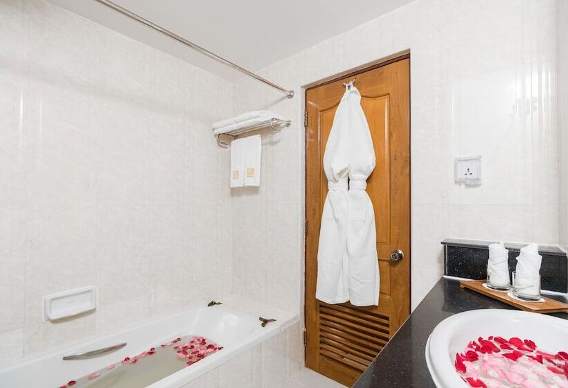 سوییت جونیور, The Hub