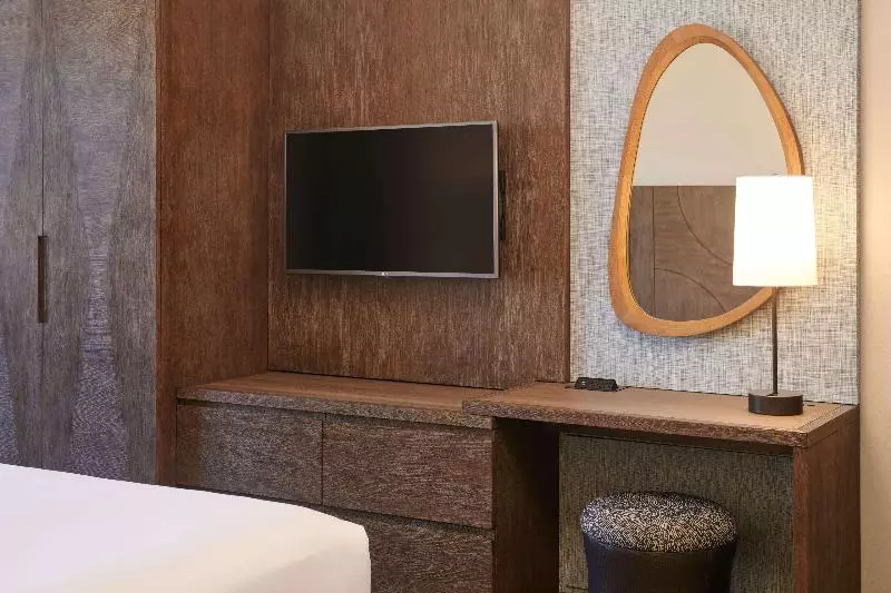 Quarto superior, The Hub