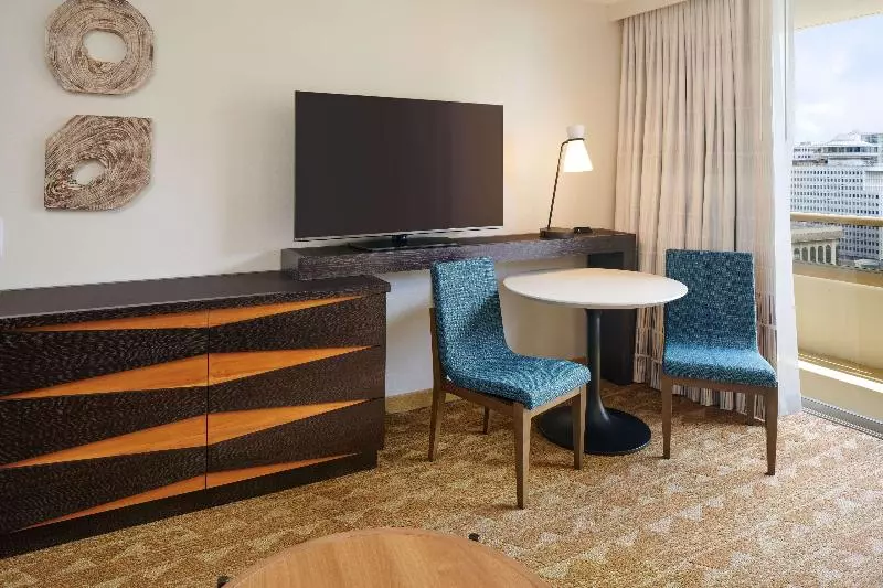 Quarto superior, The Hub