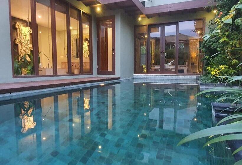 جناح مزود بحمام سباحة, The Royal Purnama   Adults Only