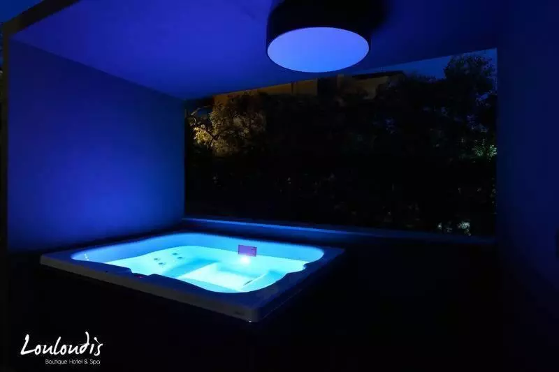اتاق لوکس با وان آب گرم, Louloudis Boutique