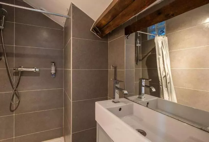 استودیوی استاندارد, Residence Clignancourt