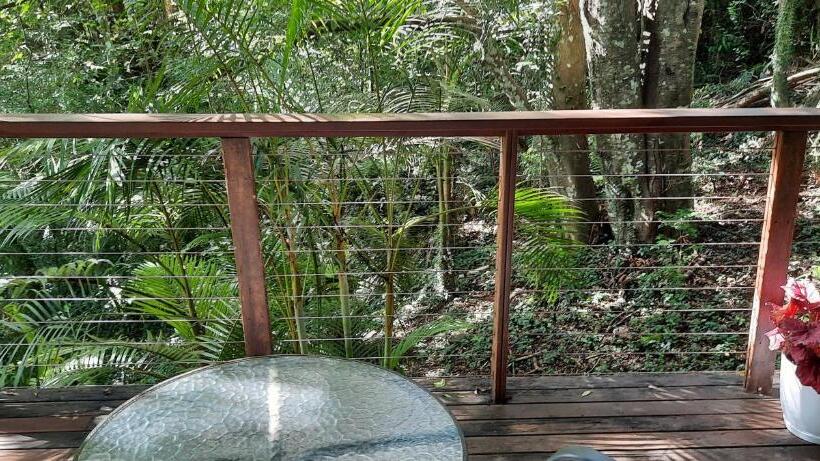 小室, Treetops Montville