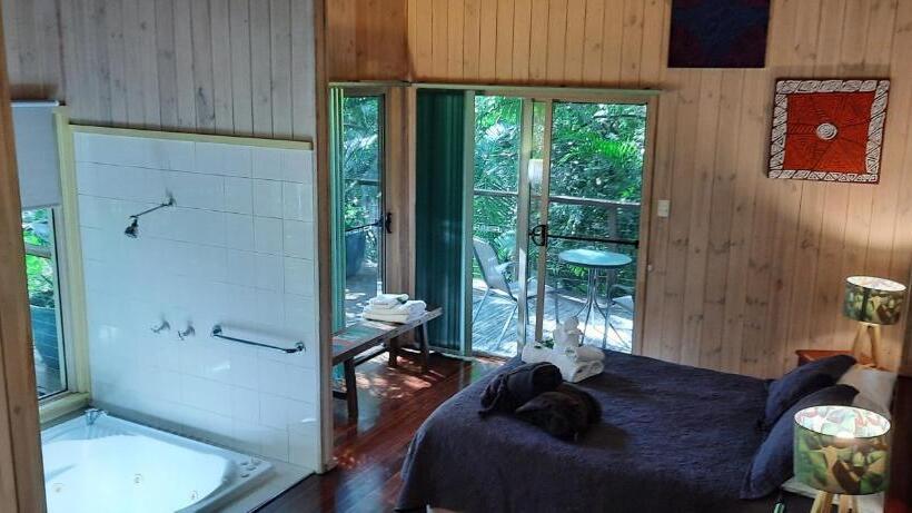 Хижина, Treetops Montville