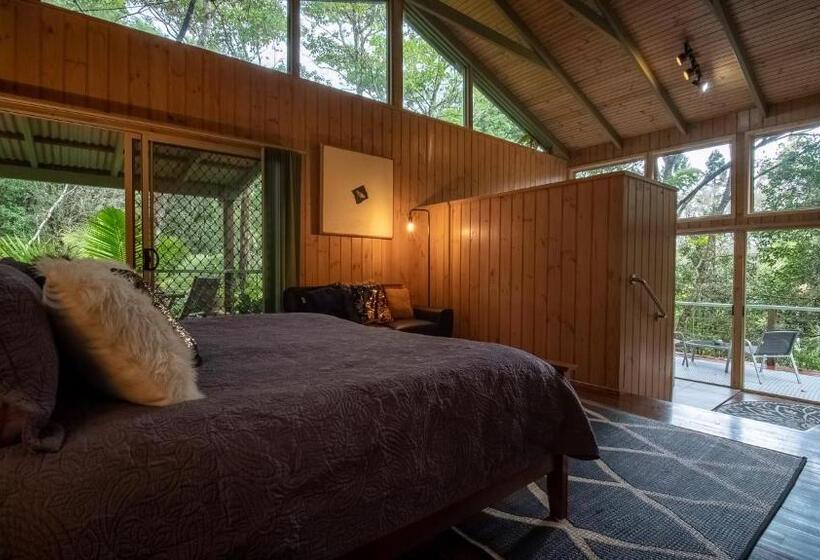 小室, Treetops Montville