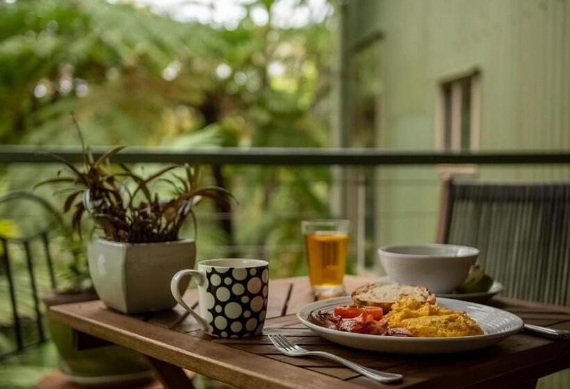 小室, Treetops Montville