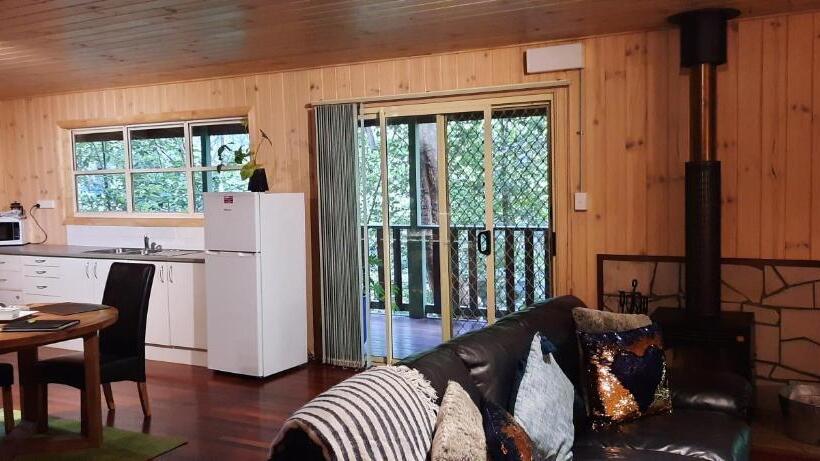 带花园景观的标准洋房, Treetops Montville