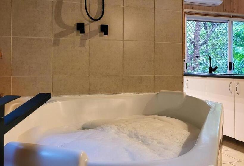 标准平房, Treetops Montville