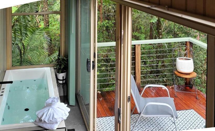 小室, Treetops Montville