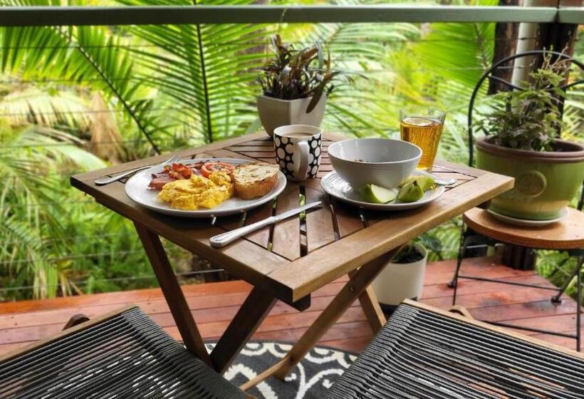 小室, Treetops Montville