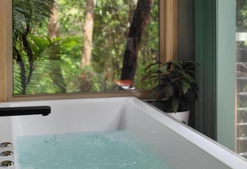 小室, Treetops Montville