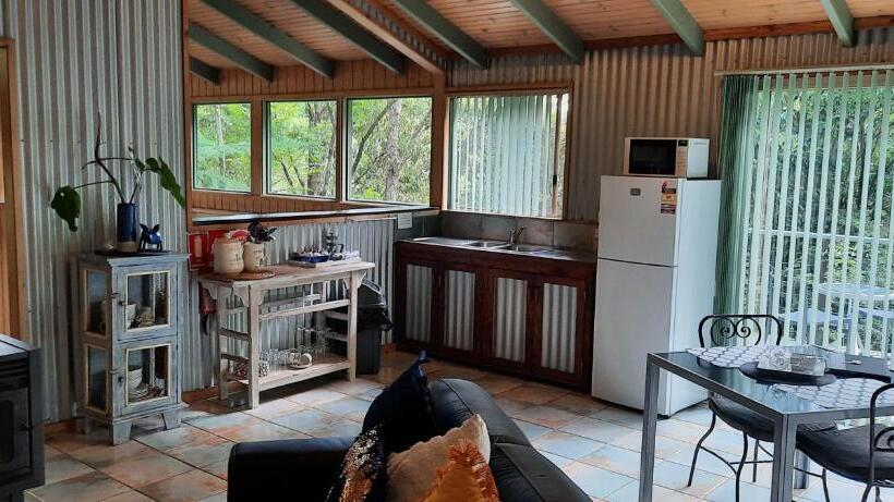 小室, Treetops Montville