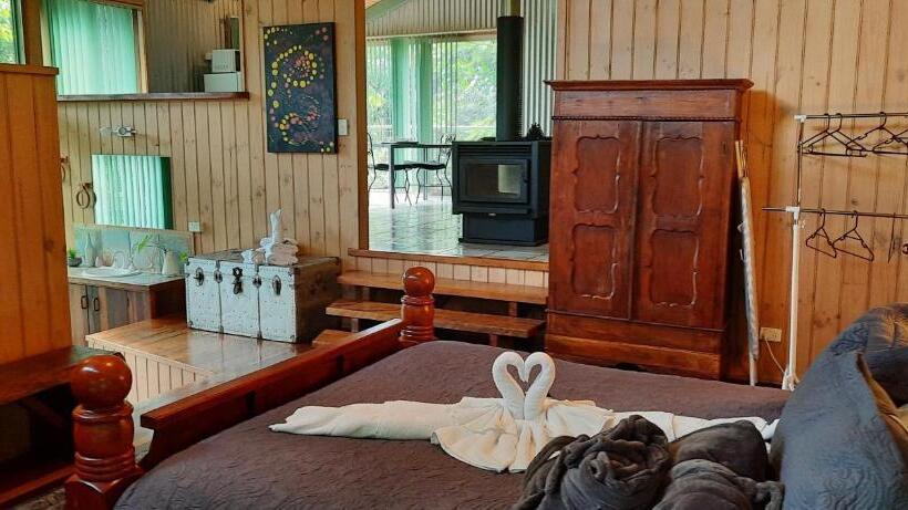 小室, Treetops Montville