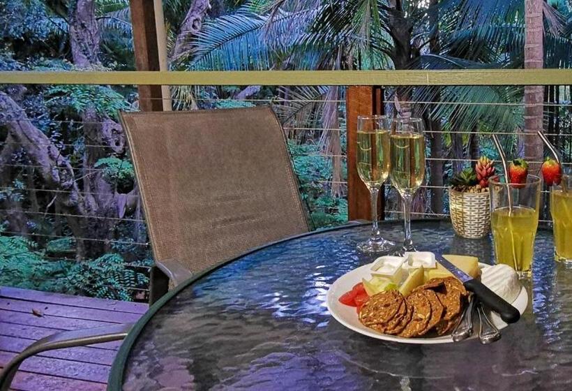 小室, Treetops Montville