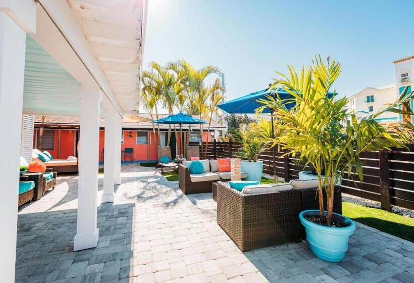 סוויטה, Cabanas Of Treasure Island