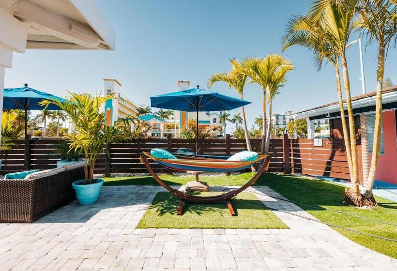 סוויטה, Cabanas Of Treasure Island