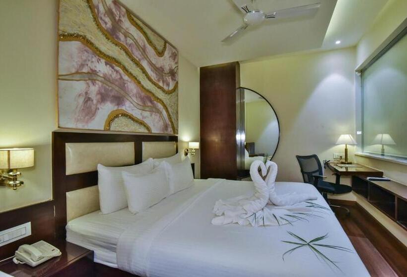 Suite Executive, Br Grand With Nimo Club Amritsar 5 Mint From Golden Temple