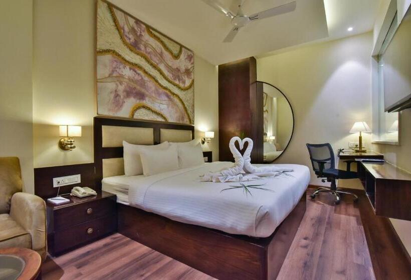 Suite Executive, Br Grand With Nimo Club Amritsar 5 Mint From Golden Temple