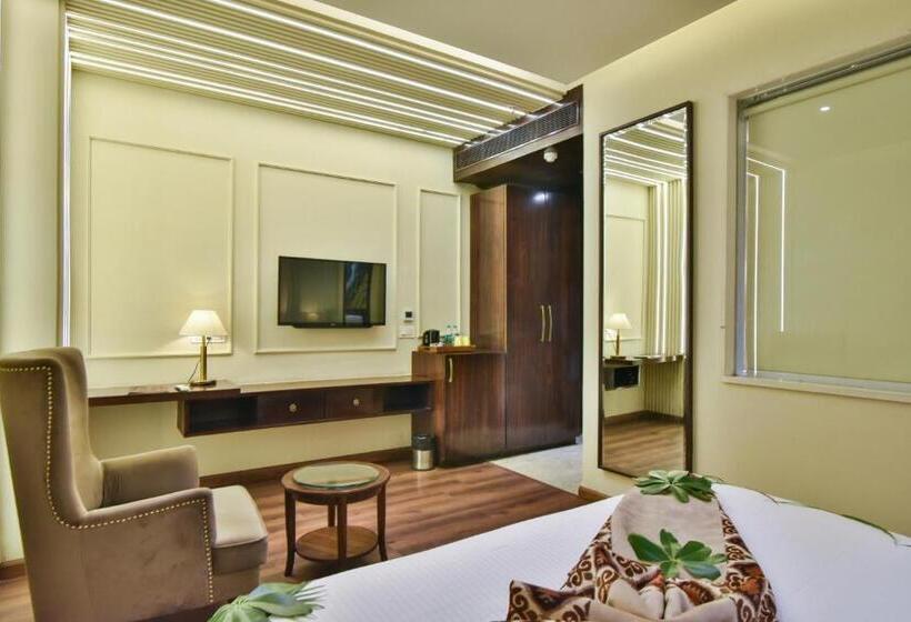 Suite Executive, Br Grand With Nimo Club Amritsar 5 Mint From Golden Temple