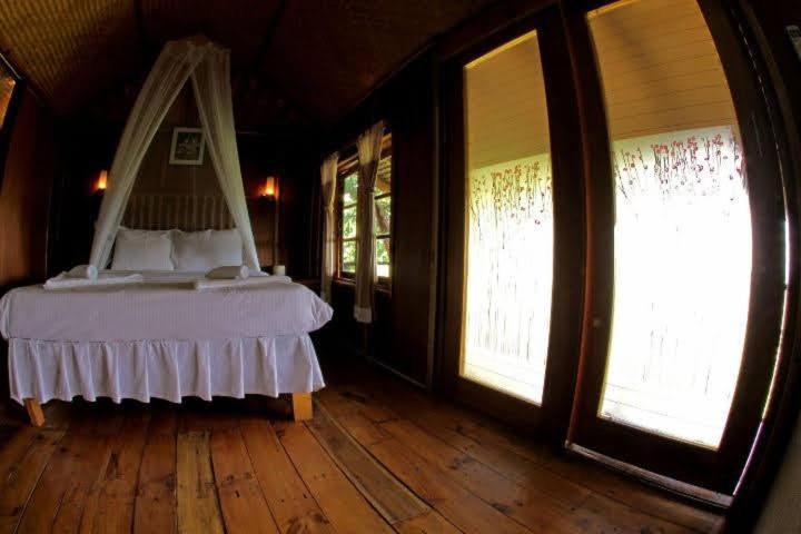 Полулюкс с Балконом, Tree House Bungalows Koh Tao