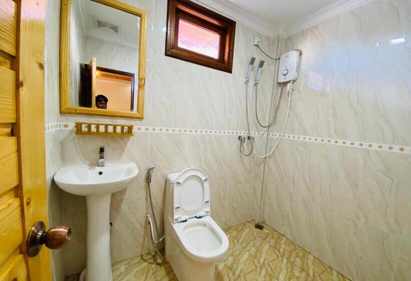 اتاق خانوادگی, Mariana Inn