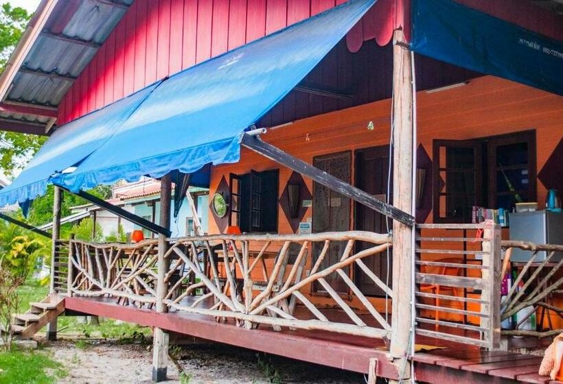 חדר לארבעה סטנדרטי עם מרפסת, Bb Dorm Koh Kood