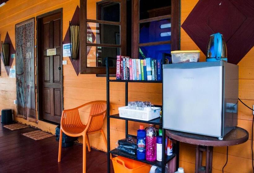 חדר לארבעה סטנדרטי עם מרפסת, Bb Dorm Koh Kood