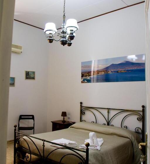 اتاق لوکس, I Sorrisi Di Napoli