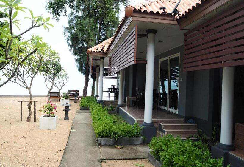 بانگلوی استاندارد با چشمانداز دریا, Maenam Villa